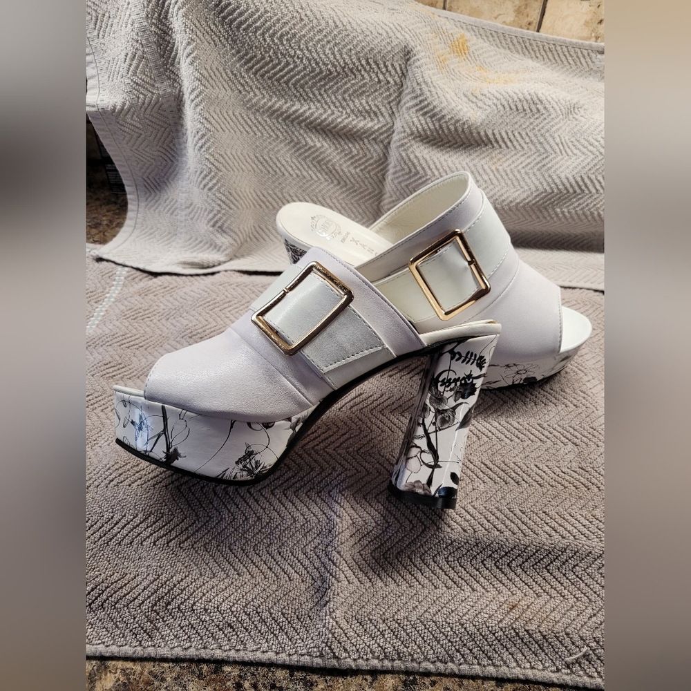 Elegant White Platform Heels with Gold Accents